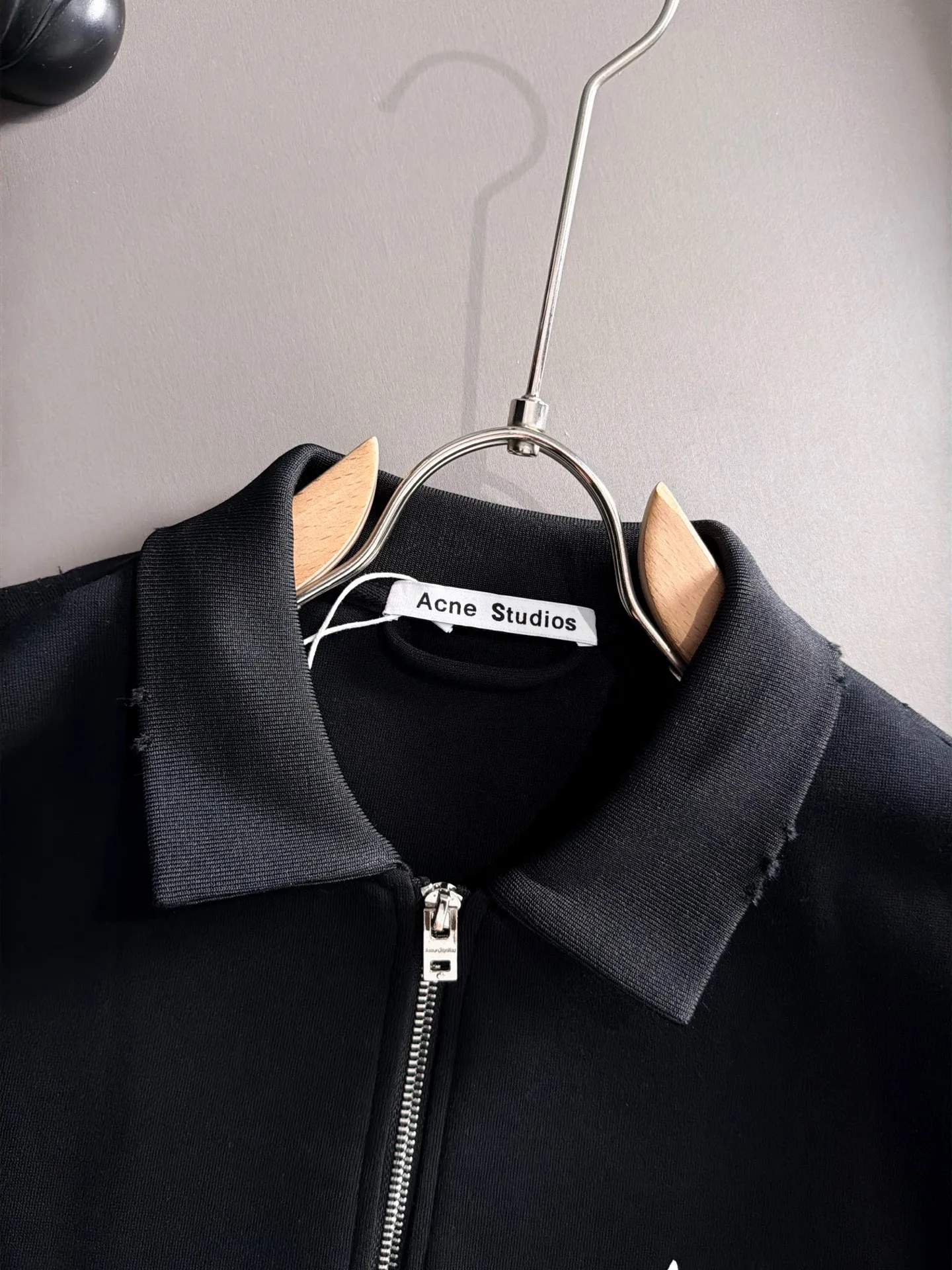 🛫🛫🛫High version Acne Studios suit 26ss customized top-grade fabric new jacket casual pants, ribbon letter embroidery stitching new show products‼ The product is in perfect condition, comfortable and warm, complete with three labels, full and attractive color, very outstanding design, customized hardware accessories can easily enhance the fashion sense, the workmanship is extremely elegant and rigorous, and the wiring is neat and meticulous! A masterpiece from a famous designer! The upper body does not look bloated and is super handsome! Sizes：M～XXXL